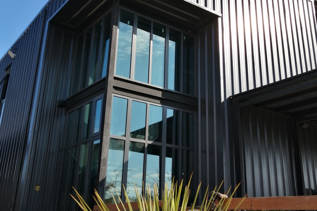 Puerta de PVC con vidrio termopanel en acceso a terraza